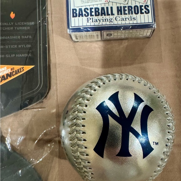New York Yankees Memorabilia Lot Ltd Edition Baseball, Snoopy Pez, cards, flip - Picture 6 of 16